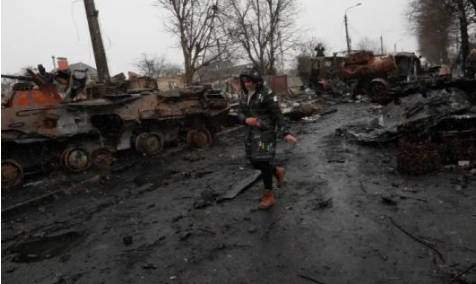 우크라이나 민간인 학살 현장을 돌아다니는 여성