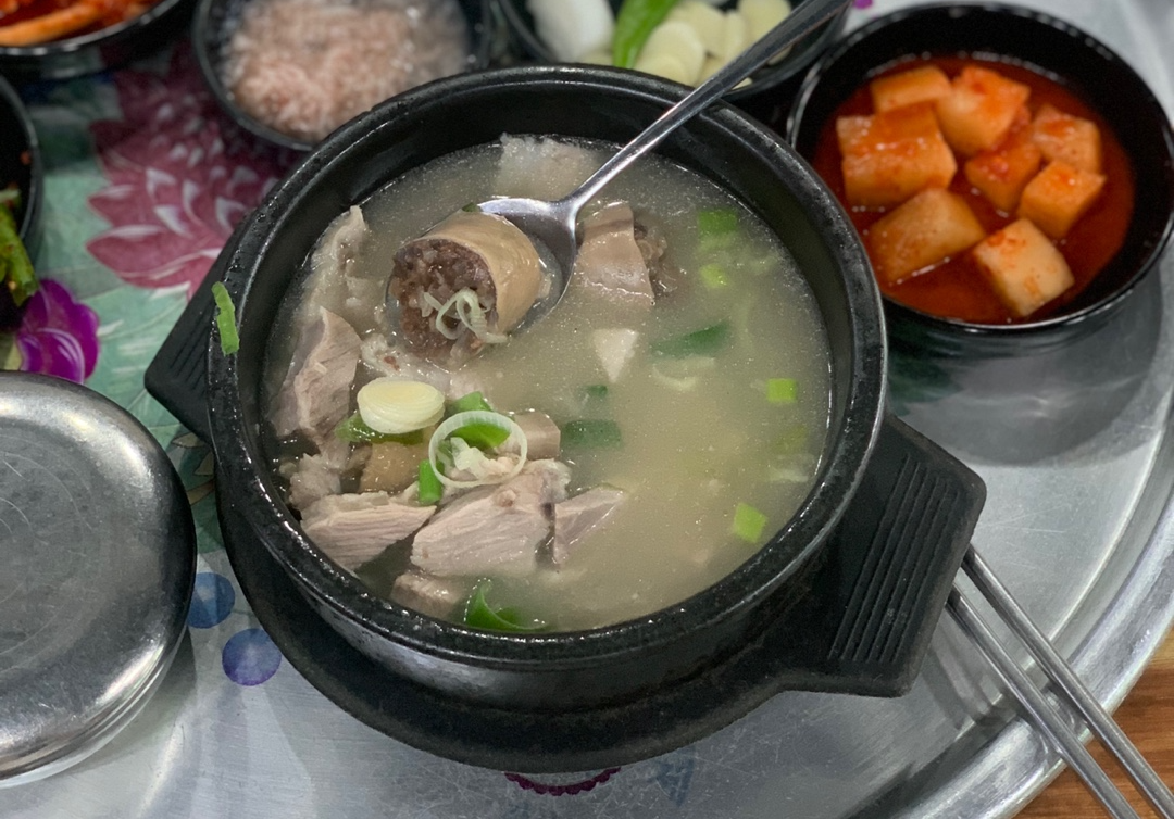 맑은 국물의 순대국