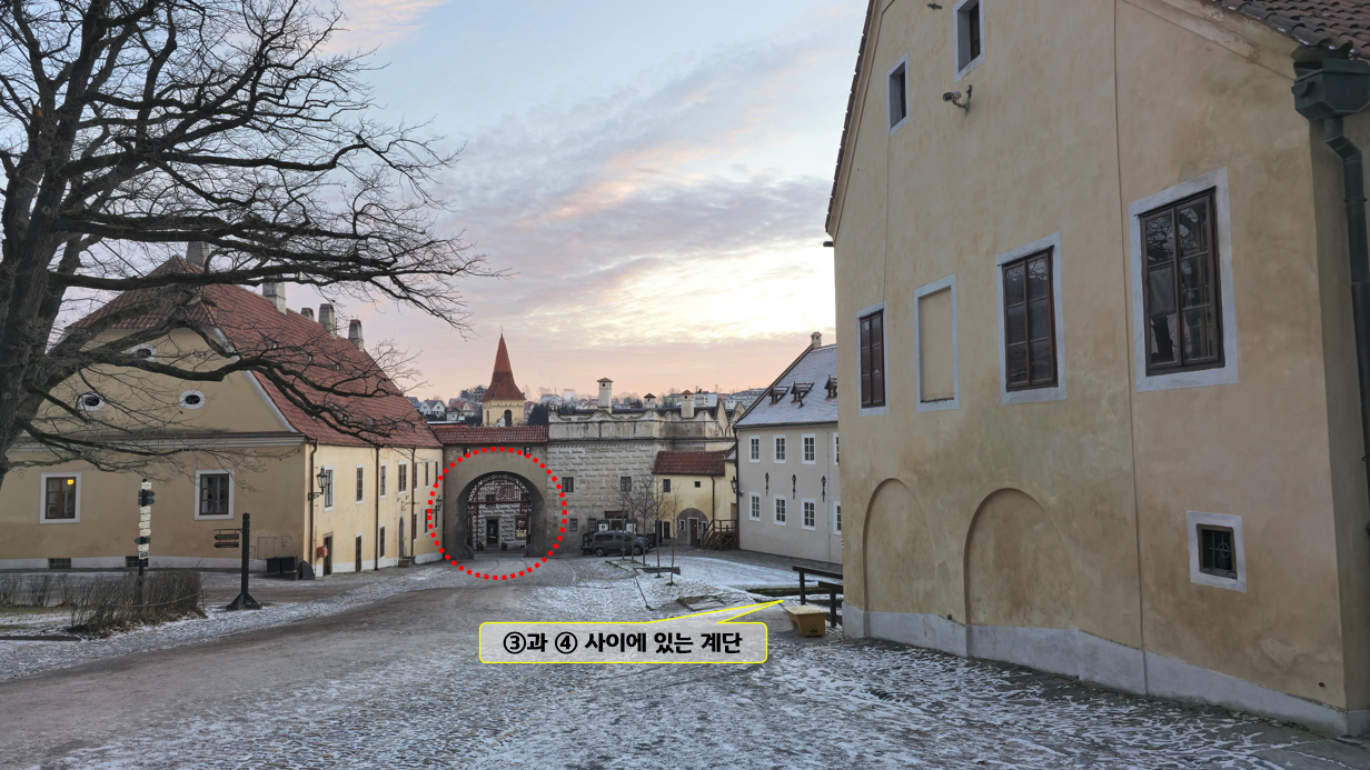 체스키 크룸로프(Český Krumlov) - 첫 번째 안뜰에서 붉은 문을 바라보며