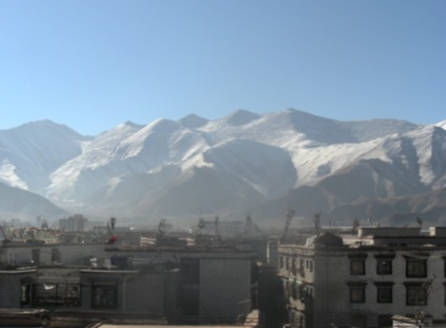 티베트 여관 옥상에서 산의 전망