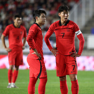 한국 베트남전에서 프리킥하는 모습 김민재&#44; 이강인&#44; 손흥민