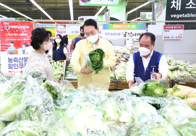  "尹대통령 지지율 19%"..조국 공유한 여론조사는?