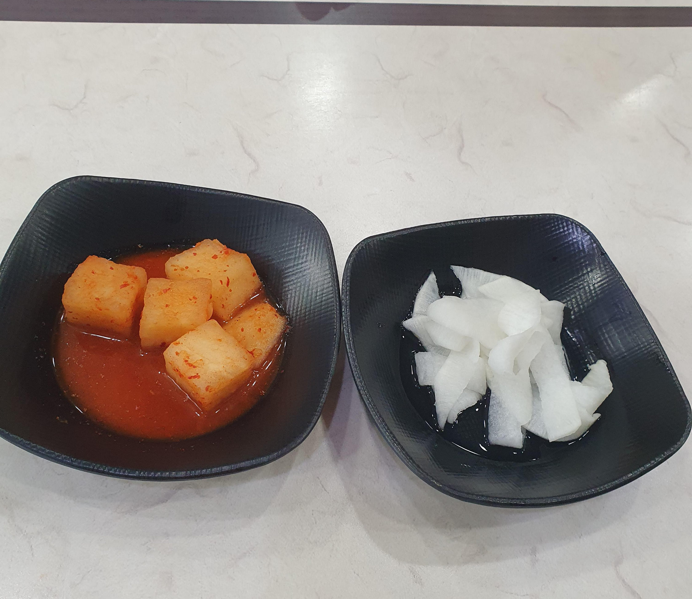 시골막국수 유성점 밑반찬