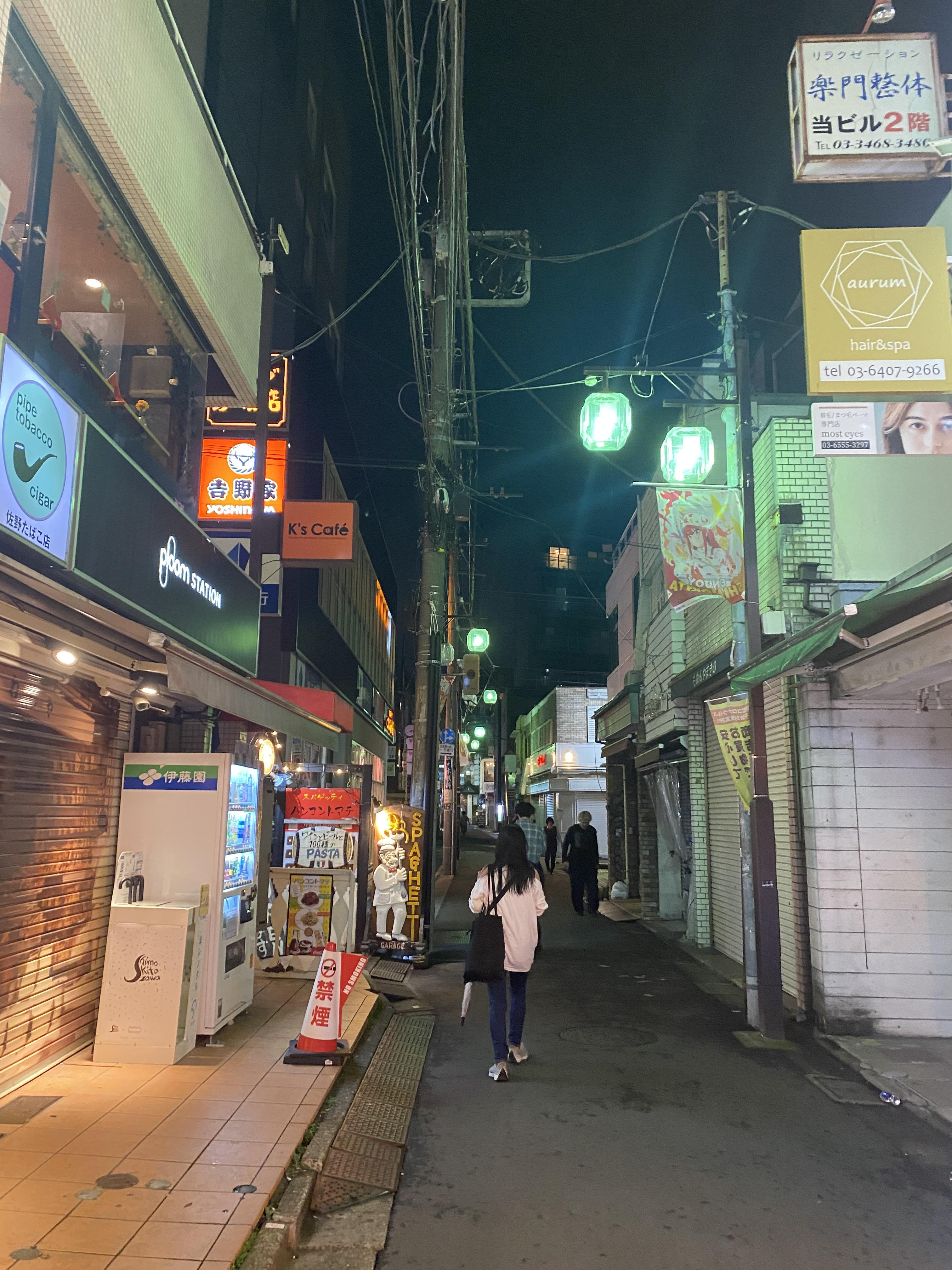서서히 문을 닫고 있는 상점들