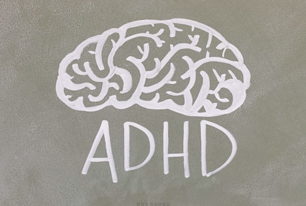 뇌 그림 밑에 쓰여 있는 ADHD라는 글자