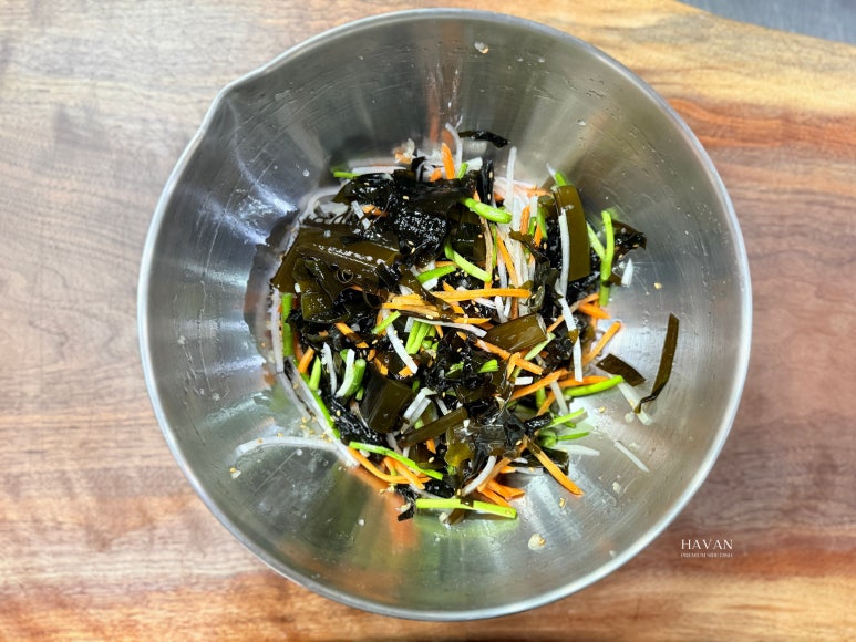 물미역-초무침-만드는-법-재료와-양념-버무리기