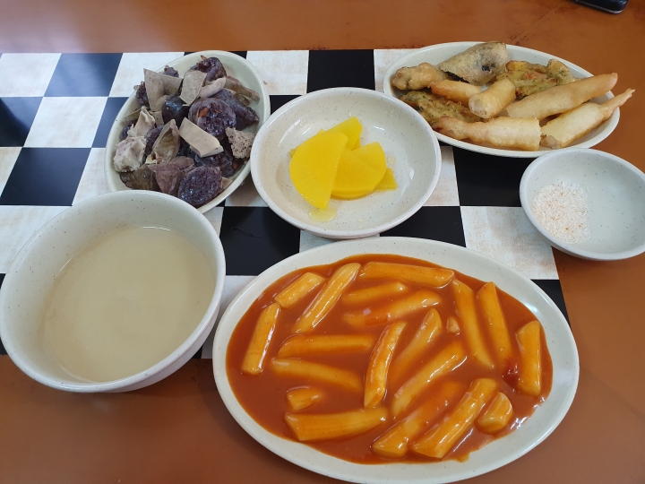 떡볶이 순대 튀김이 상에 올려진 사진