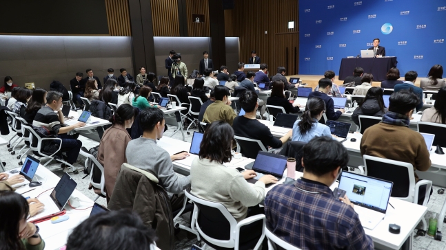 이창용 한국은행 총재가 11일 서울 중구 한국은행에서 통화정책방향 기자간담회를 하고 있다.