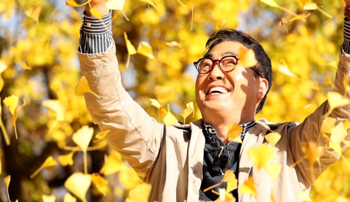 남자가-은행나무를-만진다