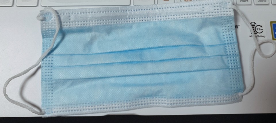  마스크에 김 서림  때문에 스트레스 받으시면 한 번 접으세요!