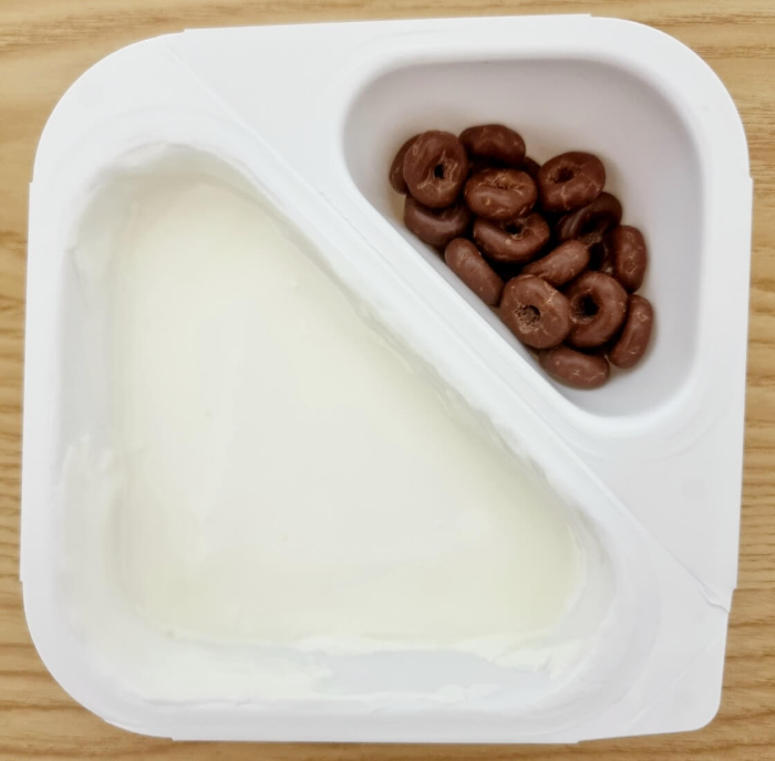 뚜껑-개봉한모습-큰통에-요구르트-작은통에-도넛모양-초코링