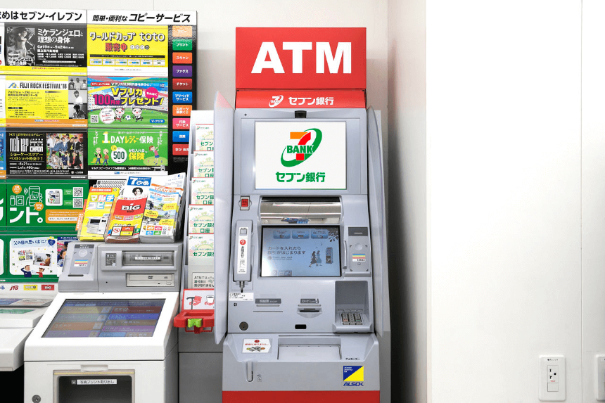 일본에-편의점-세븐일레븐에-위치한-ATM-사진