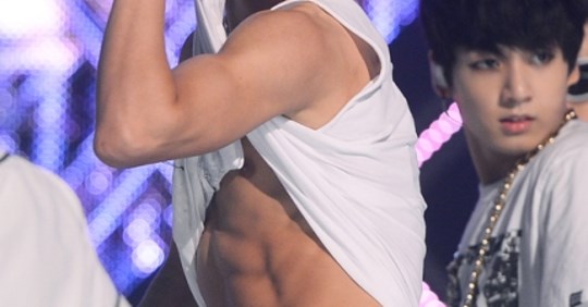  데뷔부터 지금까지 완벽한 복근소유로 놀라게 한 방탄소년단 지민