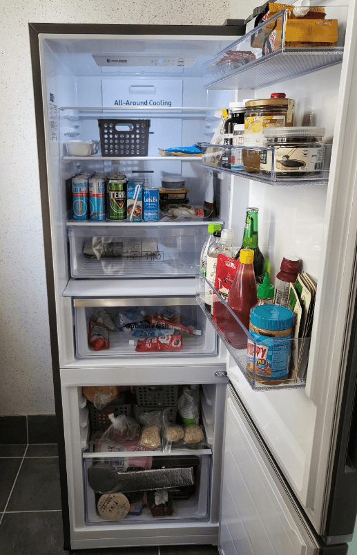 RB30R4051B1 냉장고 안에 식재료가 있는 사진