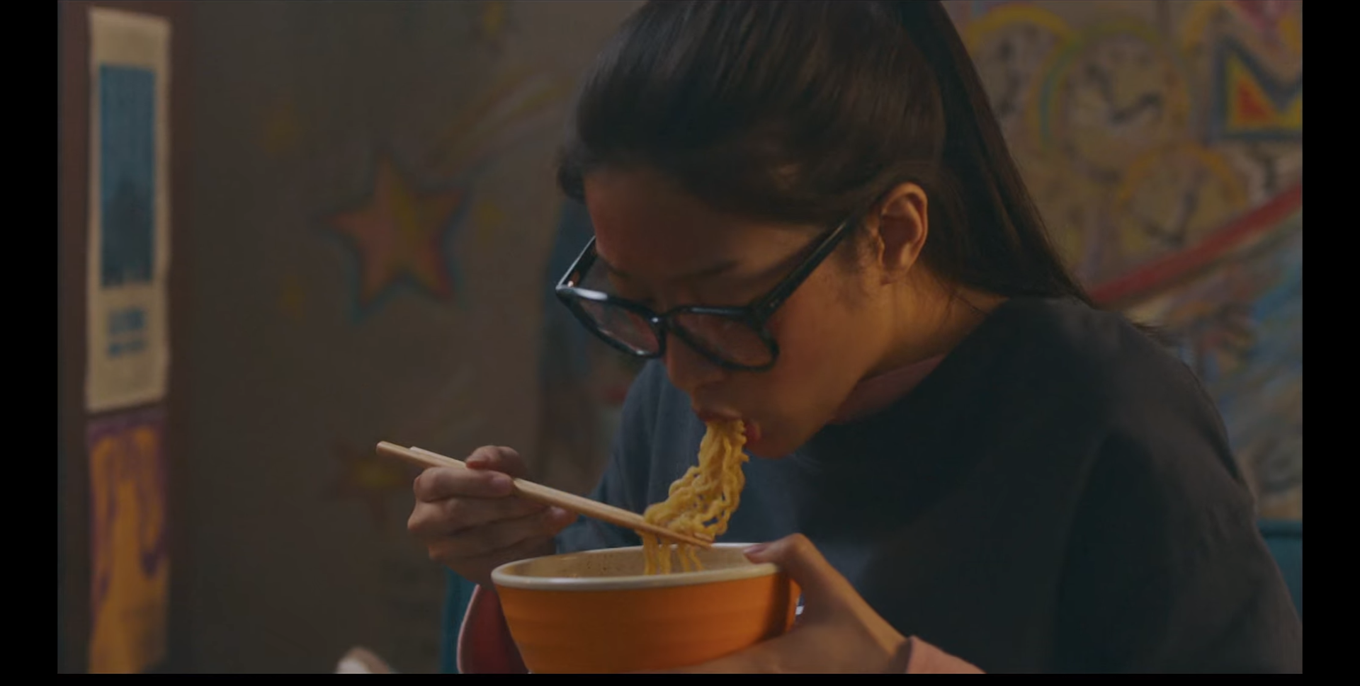 임주경은 라면을 먹는다.