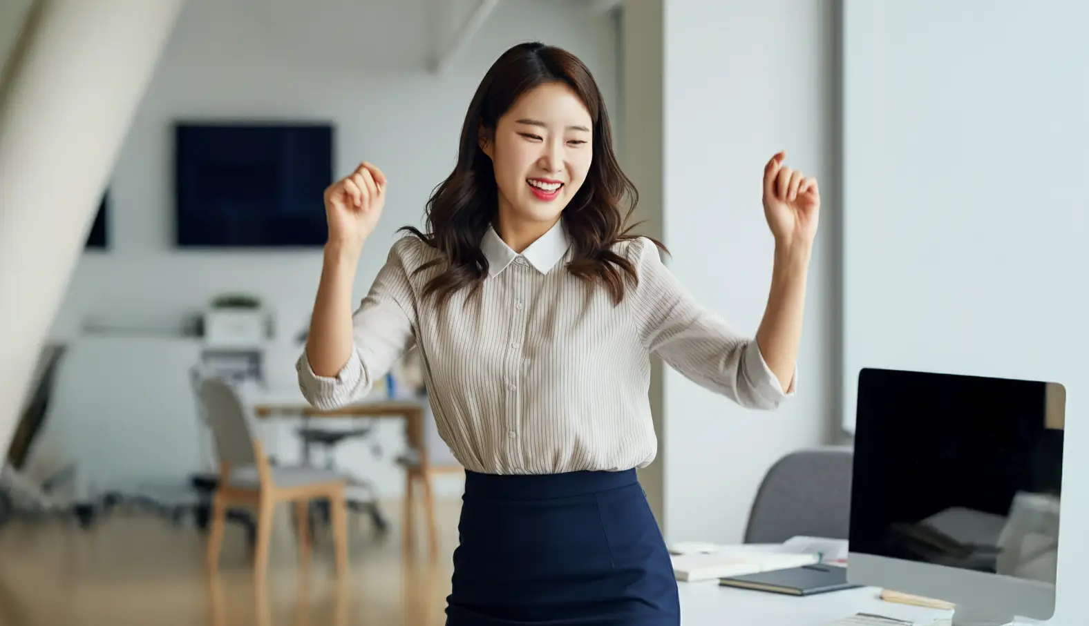 기뻐하는 여성