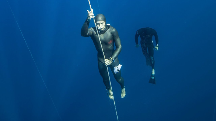 프리이멀전(FIM)&#44; 오리발없이 얼마 깊이 잠수하는지 측정하는 프리다이빙 기록 경기