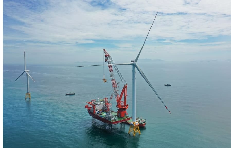 세계 최대 풍력 발전터빈 설치 완료...&quot;50층 건물 높이&quot; VIDEO: Installation of world&#39;s first 16-megawatt offshore wind turbine completed