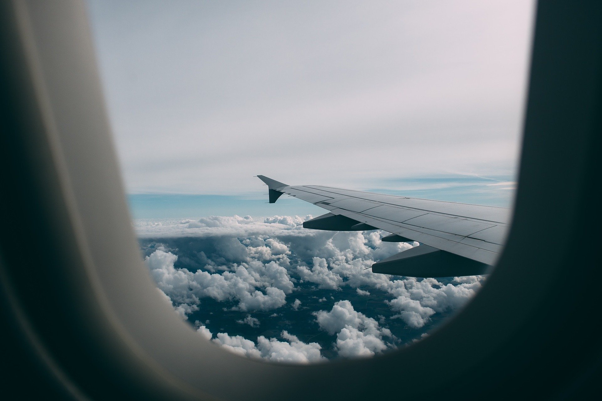 비행기 창문에서 바라본 구름있는 하늘사진