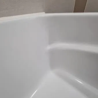 야매 방식으로 깨지고 녹물 나오는 욕조 보수 다이소 페인트 바니쉬 사용 후기_10