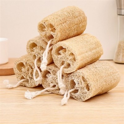 천연 루파(loofah) 수세미들이에요. 원통형 모양으로 식물성 소재의 특징적인 다공성 구조를 보여줍니다. 글에서 설명했듯이 100% 생분해되는 친환경 수세미입니다.