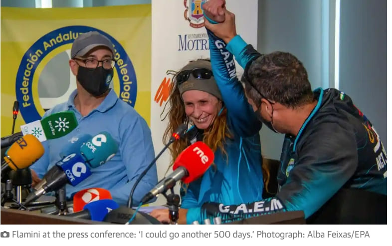 500일 동안 동굴에서 자신을 시험한 스페인 여성...&quot;세계 기록&quot; VIDEO: Spanish woman emerges after spending 500 days living alone in cave