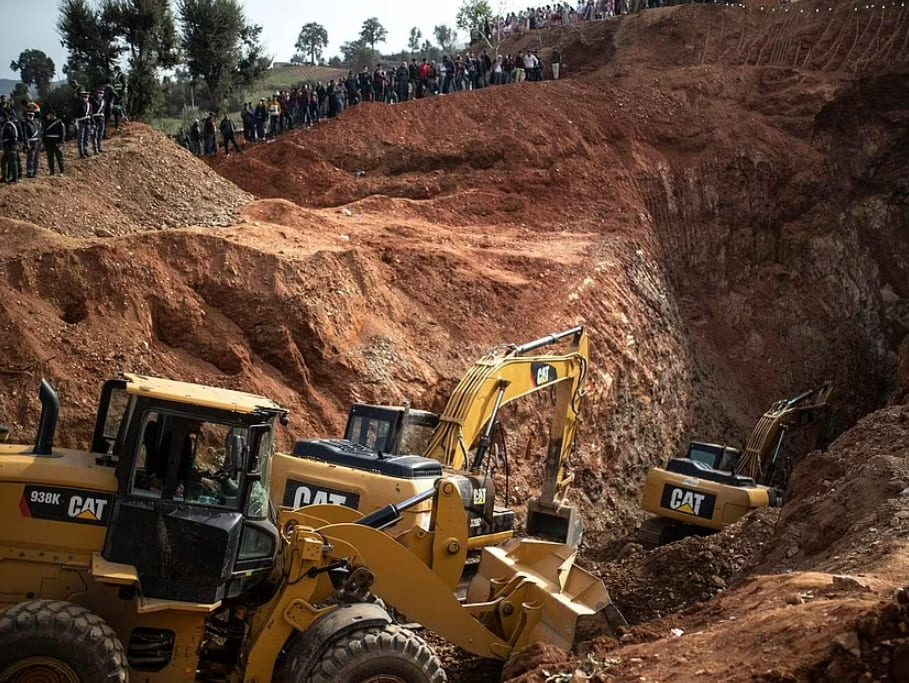  32m 우물 갱도에 빠진 어린아이 구출작전 VIDEO: Rescuers attempt to save boy trapped at the bottom of well in Morocco 