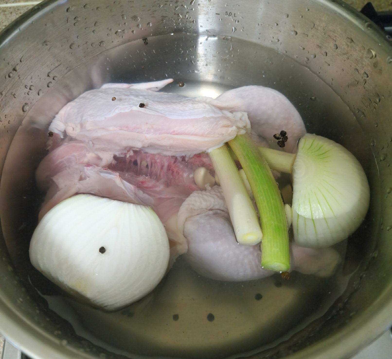 닭이-잠기게-물을-부어-끓이는-모습