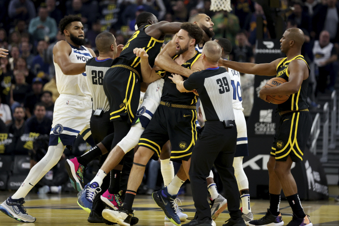  [뉴스 소개] (NBA) 골든스테이트-미네소타 경기 시작 직후 난투극으로 대거 퇴장