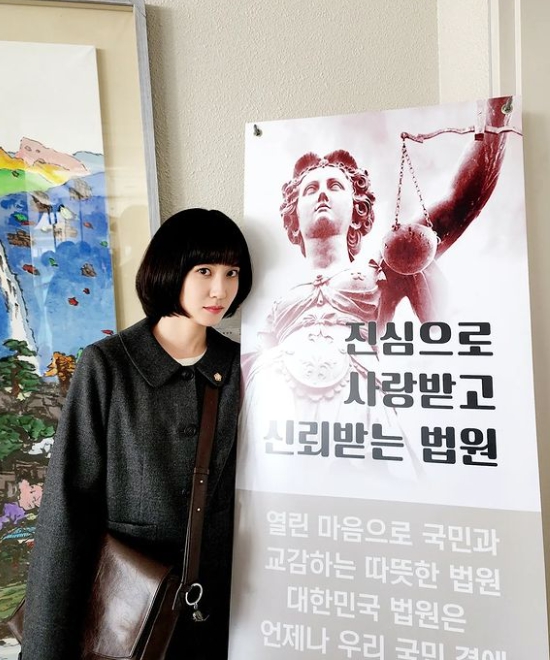 드라마 우영우 주인공 박은빈이 법원에서 사진을 찍고 있다