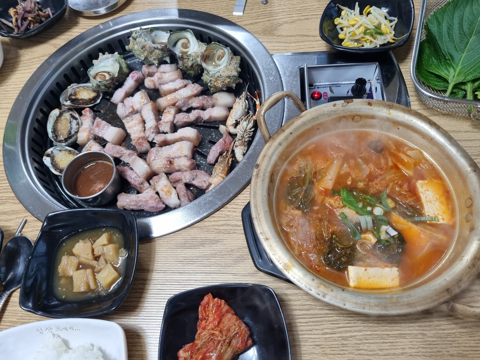 뿔소라-전복-삼겹살-김치찌개-새우