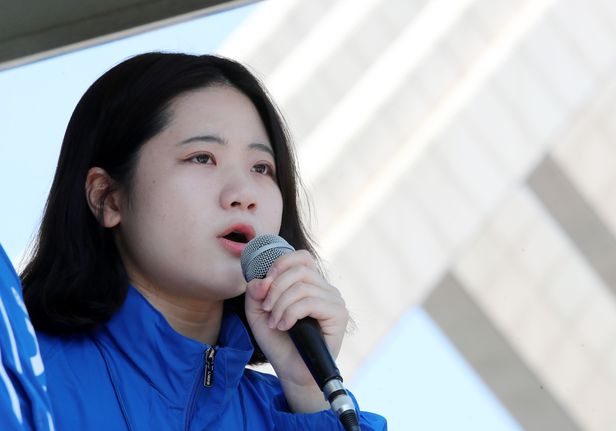  박지현 백번이고 천번이고 더 사과드린다 대국민 호소 오전 10시 대국민 사과 인천 계양을 박빙 예상 못해 앵벌이 등장 제가 책임지고 민주당을 바꿔나가겠다? 책임질 깜냥?