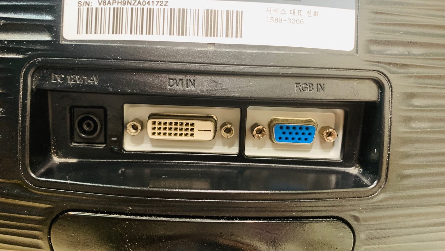 모니터 뒷면에 DVI IN과 VGA(RGB) 단자 찍은 사진
