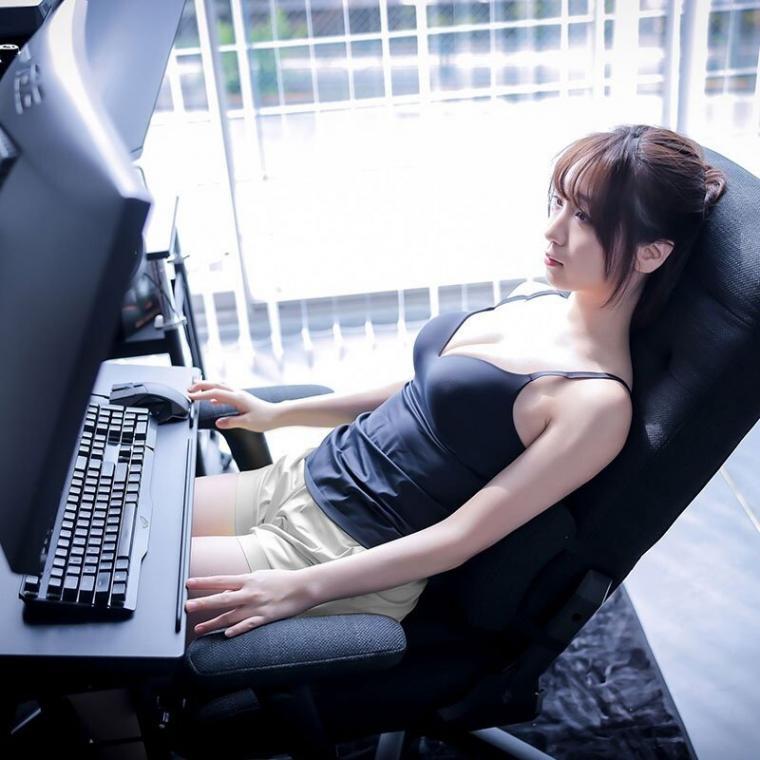  일본 게이밍의자 광고 사진