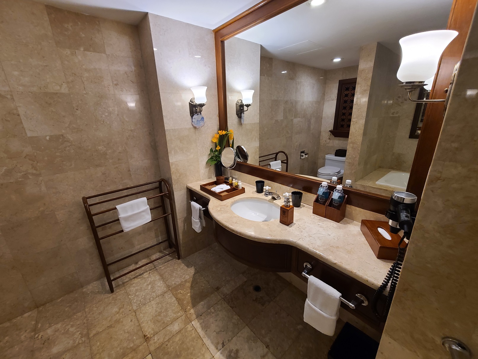 푸라마리조트의 넓고 깔끔한 화장실&#44; 욕조와 샤워실은 뒤에 따로 있을 정도로 넓었다.