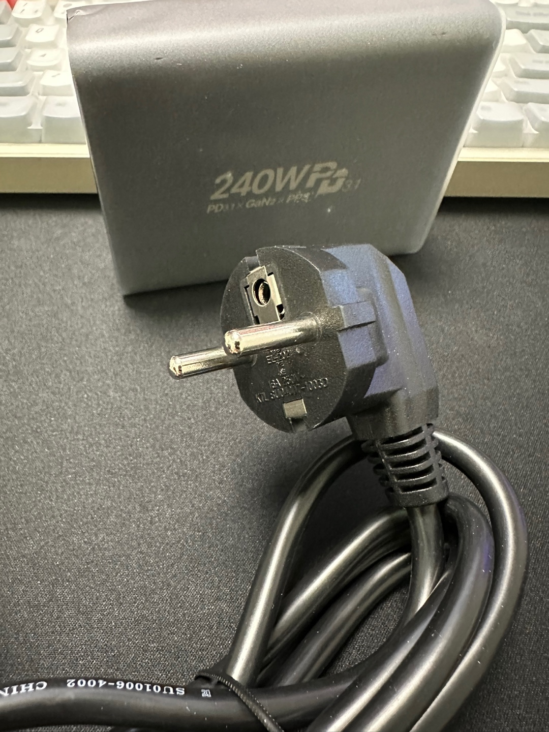 UM2 GaN2 240W 충전기 본체와 케이블
