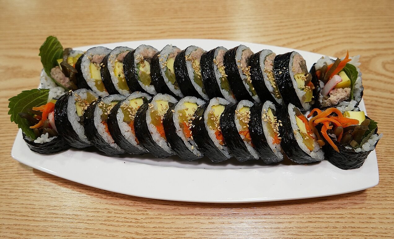 맛있게 말아서 먹기 좋게 썰은 깻잎 참치 김밥