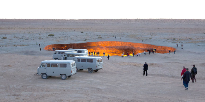 투르크메니스탄-다르바자-지옥의싱크홀-지옥싱크홀-Gatetohell-관광-사진-낮의-모습