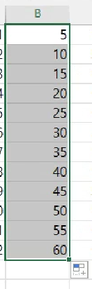 그런 다음 입력한 셀 범위를 선택하고, 오른쪽 하단으로 마우스 포인터를 이동합니다. 마우스 포인터의 모양이 바뀌면 아래로 드래그해 연속 데이터 입력을 마칩니다.