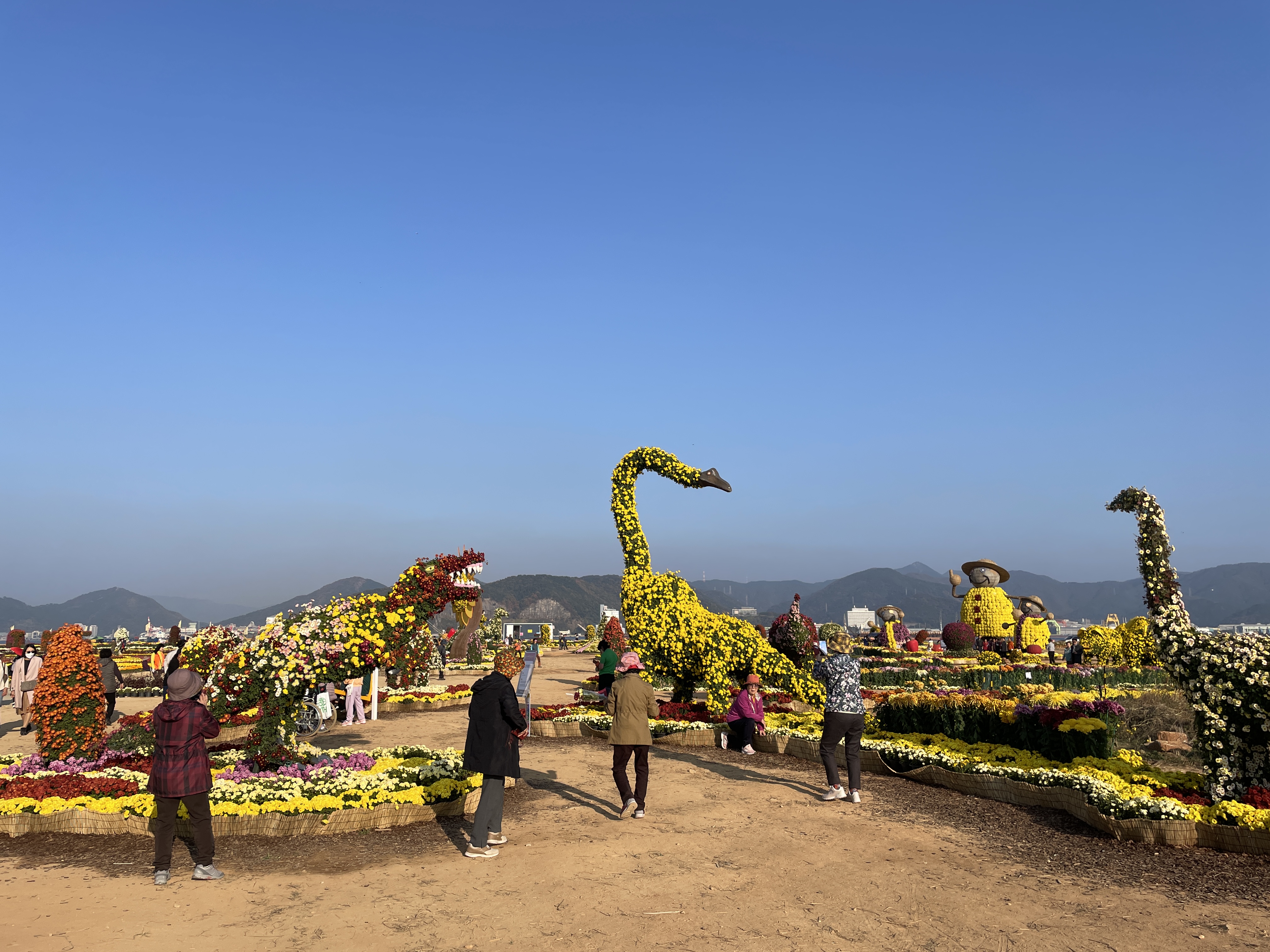 마산국화축제에 나타난 공룡들