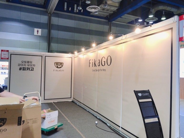 부스 인테리어 - 시트지 시공으로 비용 절감! 알루미늄 행잉 족자를 이용한 코엑스 박람회 12