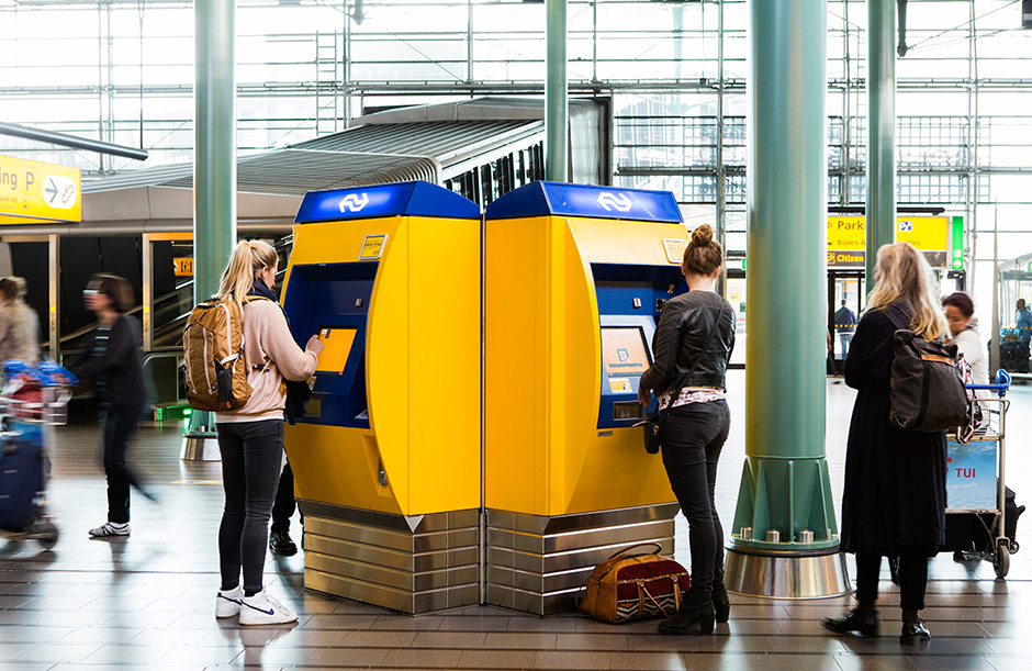 스키폴 공항 내 기차표 구매 기계 사진