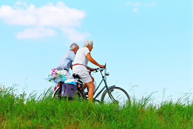 자전거타는 노인들 사진