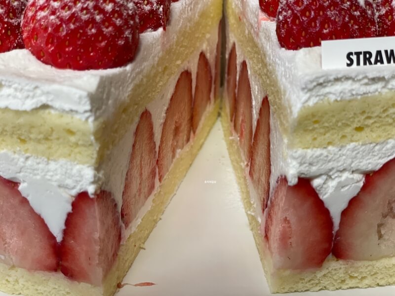 연남동 스트로베리32 - 딸기 생크림 케이크 단면
