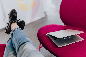 저작권_없는_무료_이미지_woman-using-laptop-computer-and-sitting-cross-legs-on-sofa