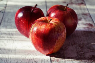 테이블에 놓인 빨간 사과