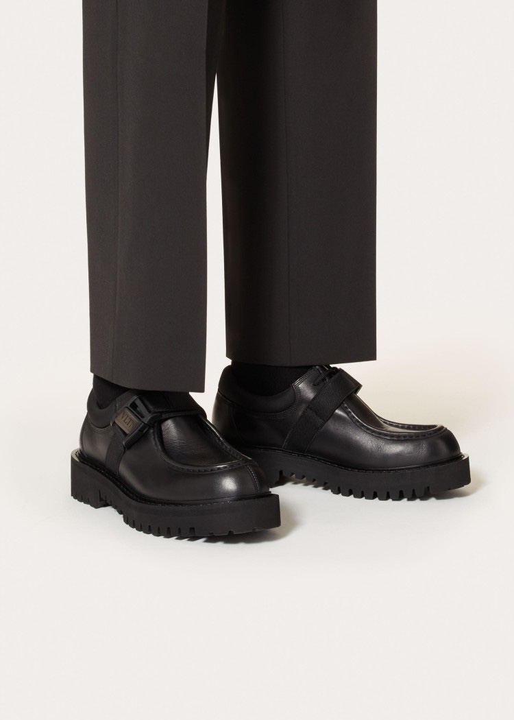  [VALENTINO] 발렌티노 VLTN 버클 디테일 송아지 가죽 더비 슈즈 UY0S0D89YBH0NO