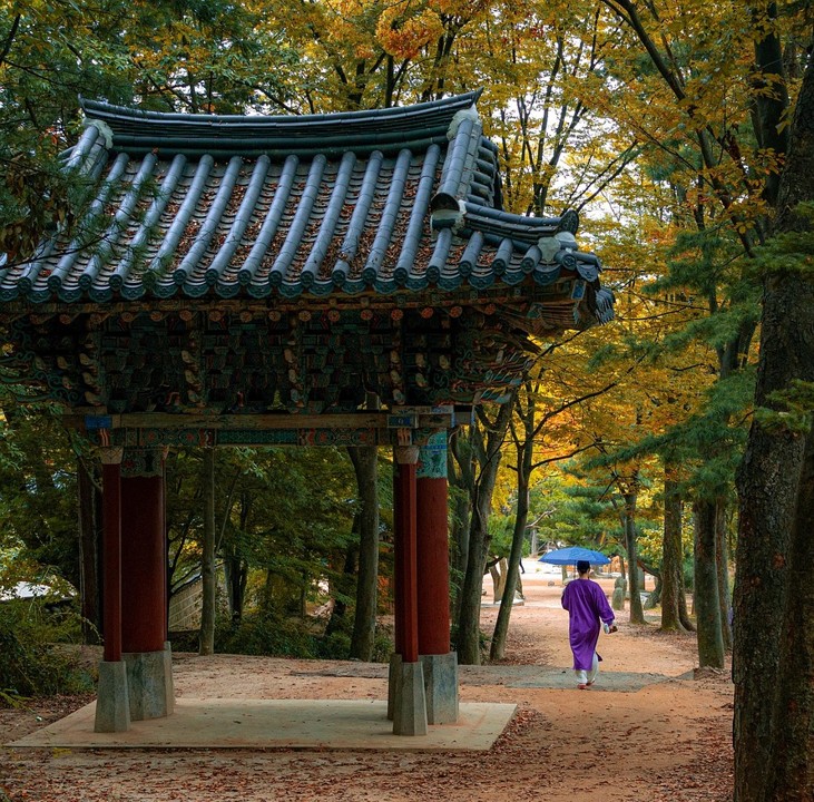 한국사 교재와 요약노트를 펼쳐 놓은 책상
