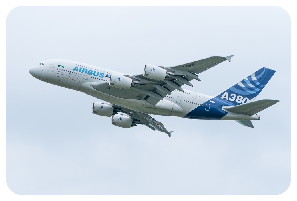 에어버스(AIRBUS) A380-800 여객기가 하늘을 날고 있는 모습을 찍은 사진