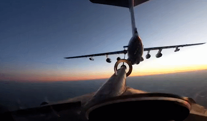  영국 타이푼 전투기 긴급 출격...러시아기 영공 접근으로 긴박했던 순간  VIDEO:  Dramatic moment RAF jets keep Vladimir Putin's bomber in check